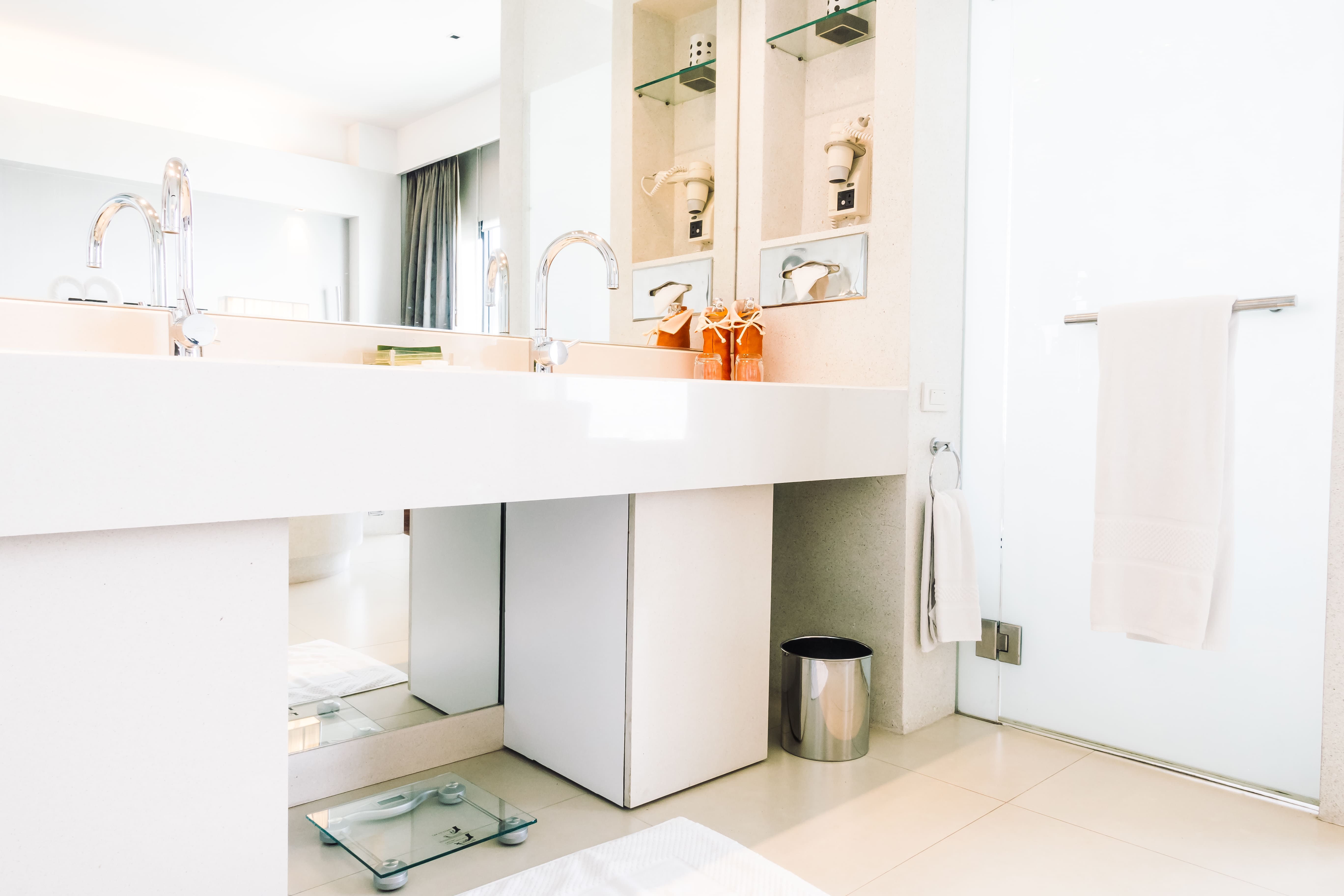 Ristrutturare il bagno con stile: idee moderne e soluzioni salvaspazio