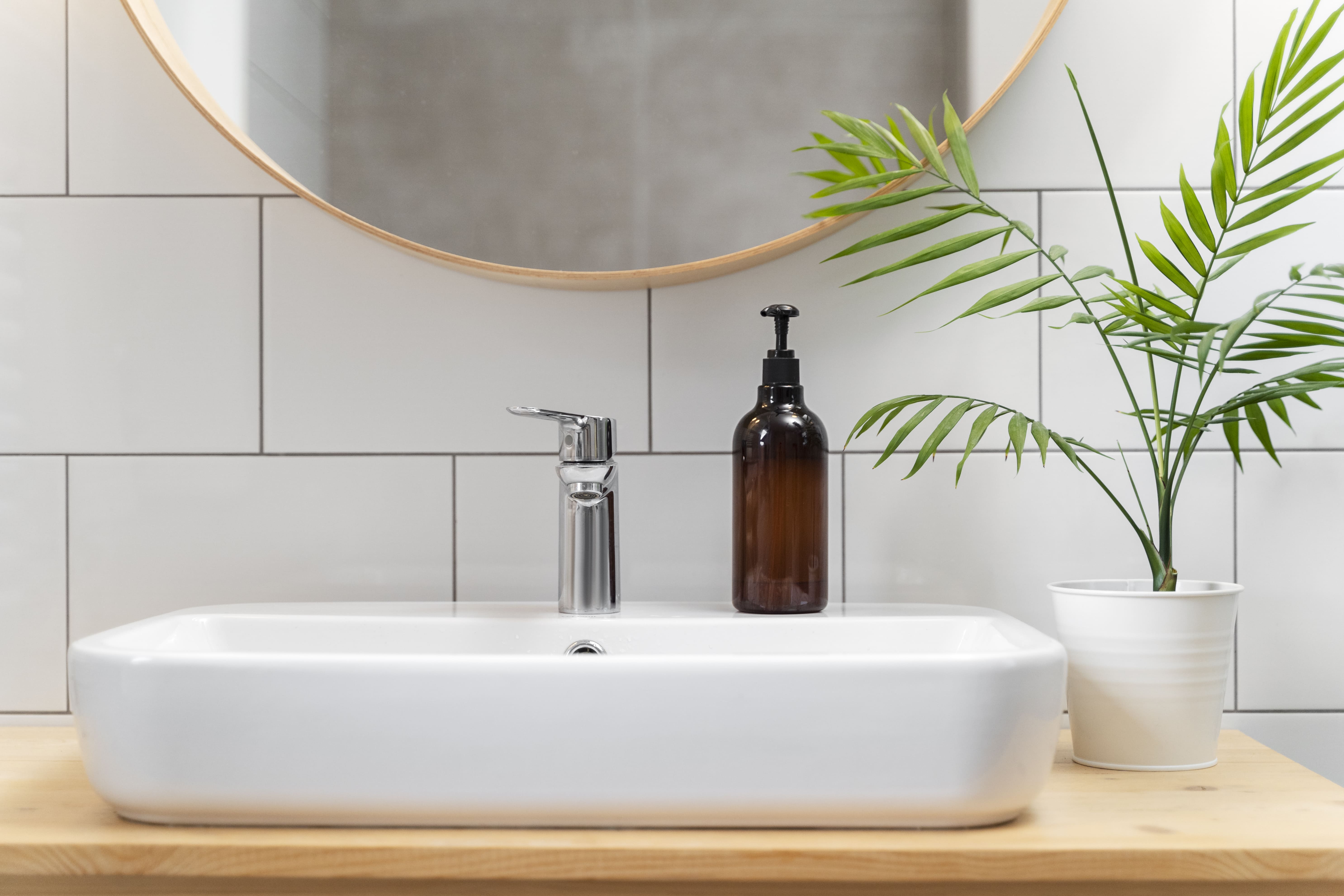 Mensolone bagno e lavabi da appoggio: idee per un bagno moderno