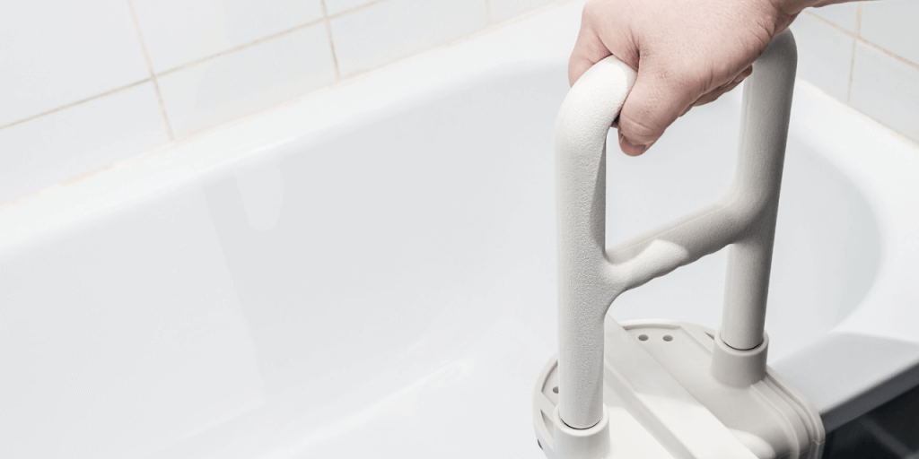Ausili per un maggior comfort e sicurezza: i migliori accessori bagno per anziani