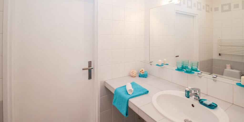 Tante idee per scegliere gli specchi per bagni moderni