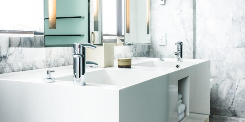 Cosa non deve mancare nell'arredo bagno per alberghi per una perfetta ospitalità