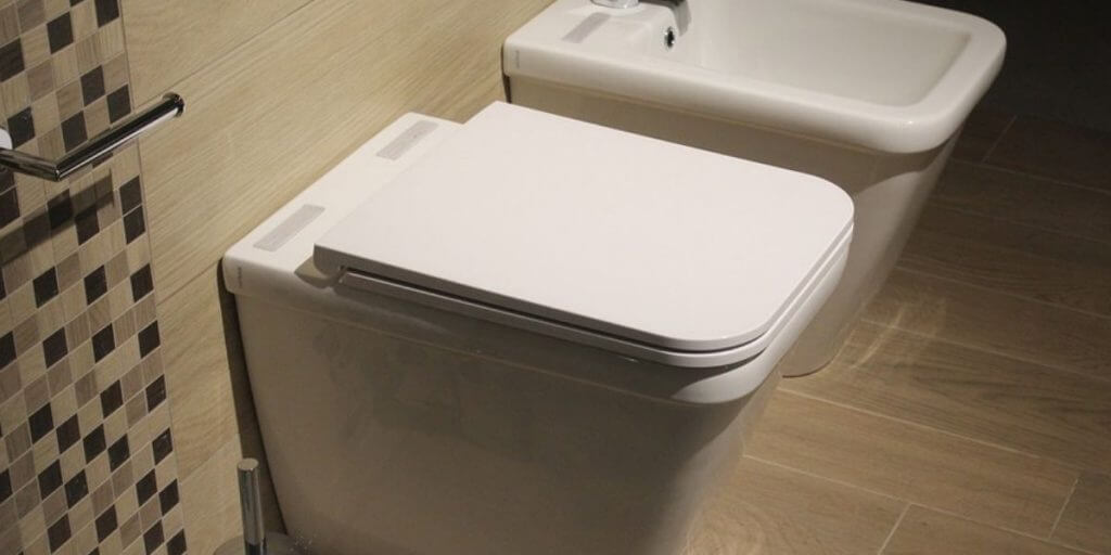 Come scegliere i sanitari a filo muro: meglio sospesi o classici?