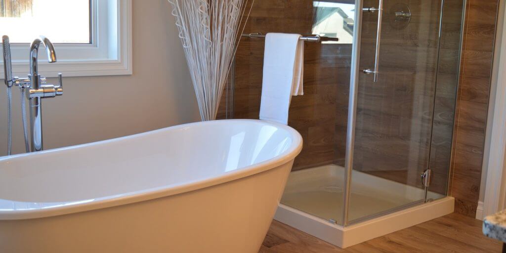 Acrilico o cristallo? Quale materiale scegliere il box doccia