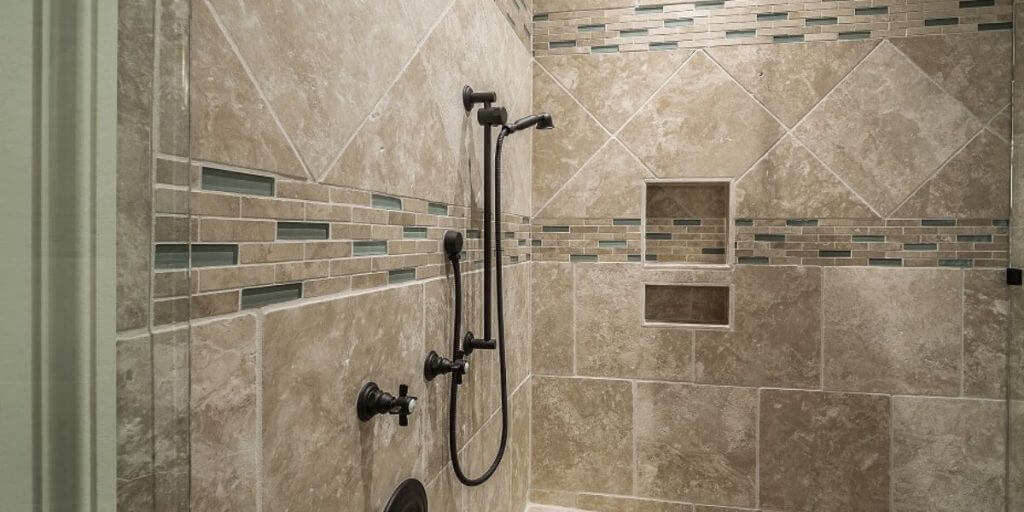 Come pulire il box doccia da calcare, muffe e capelli