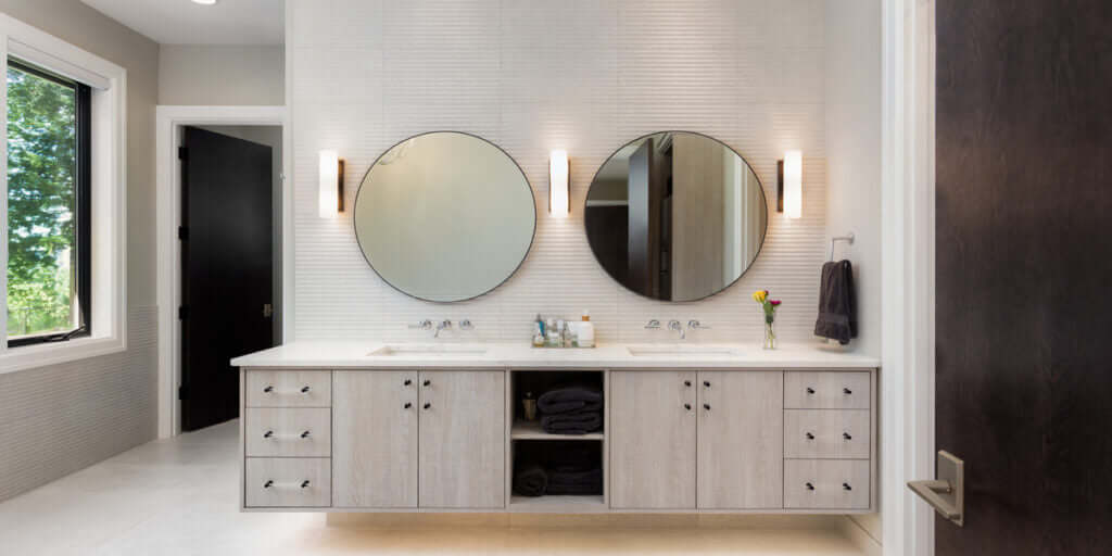 Mobili da bagno sospesi e a terra: differenze, vantaggi e quale scegliere