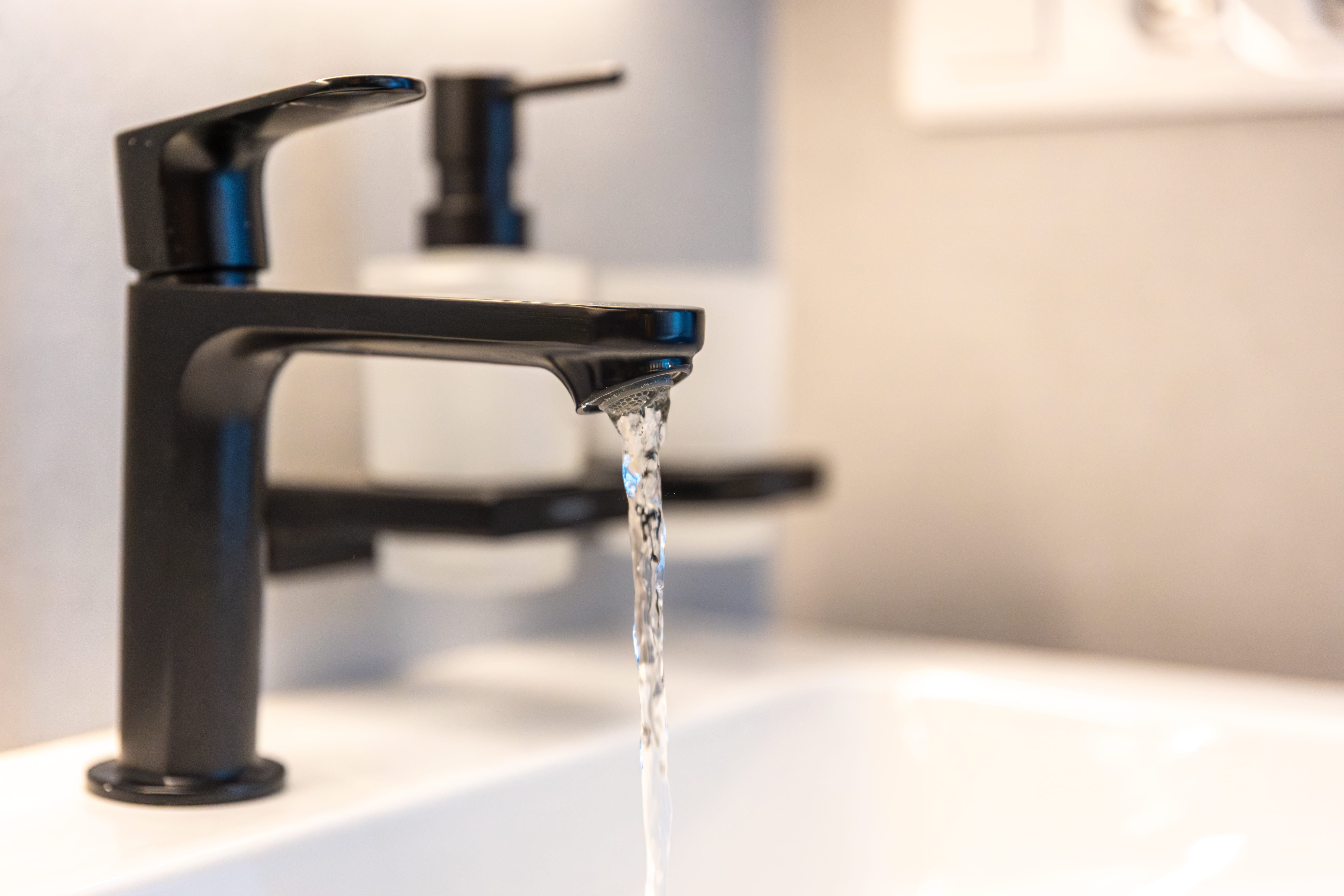 Rubinetti docce neri e opachi: il trend che conquista il bagno moderno