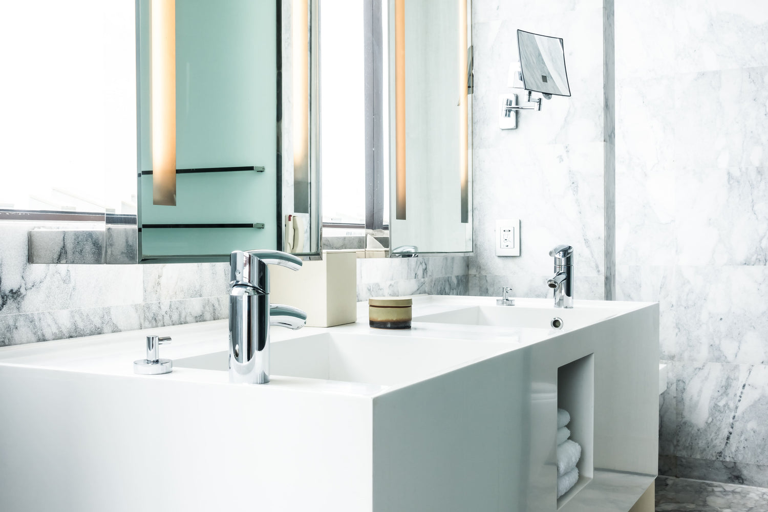 Mobili bagno sospesi e lavabi d’appoggio: il connubio perfetto per un bagno moderno