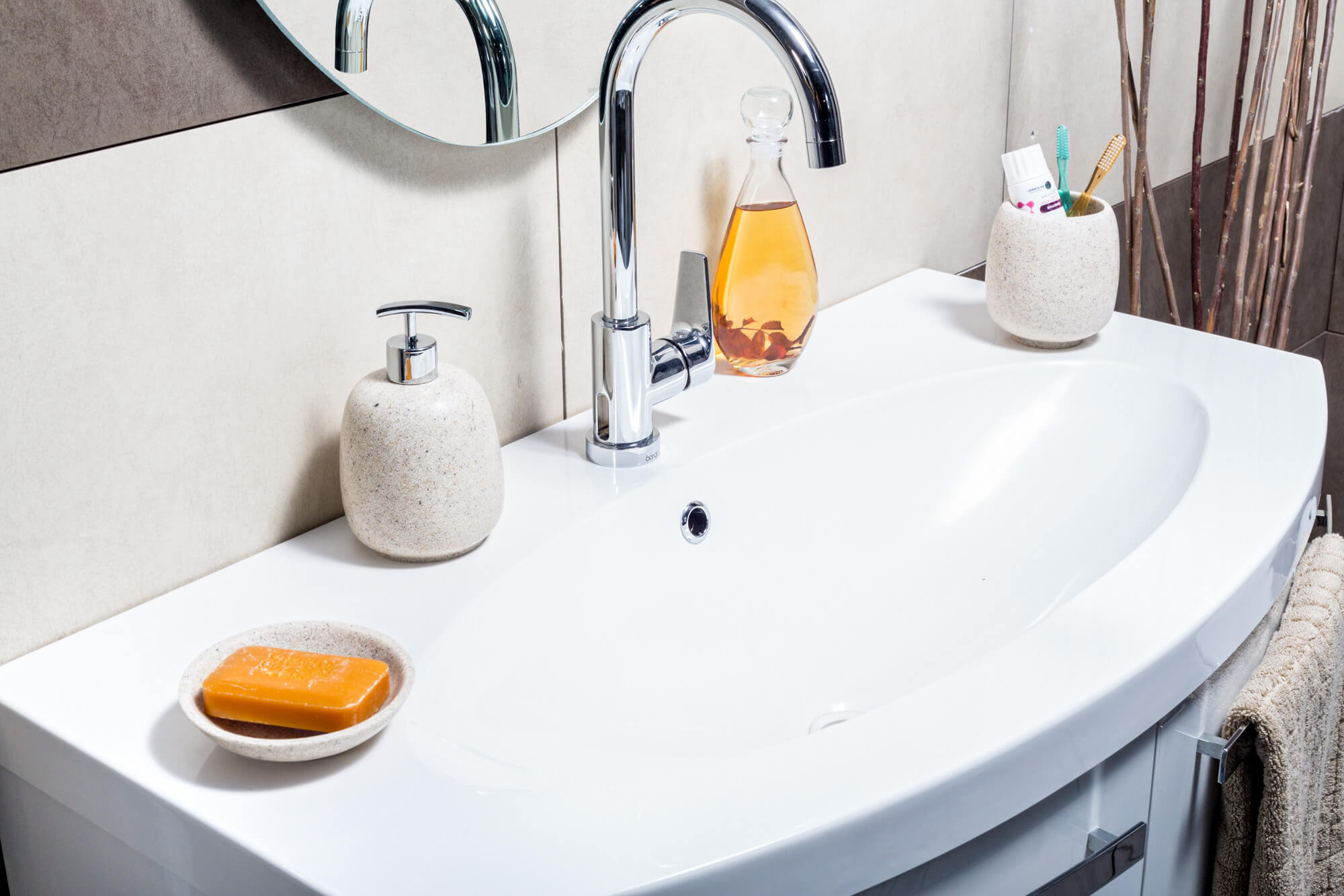 Set 4 pezzi di accessori da appoggio Afra Metaform portasapone porta spazzolini dispenser e scopino in resina color sabbia Arcshop