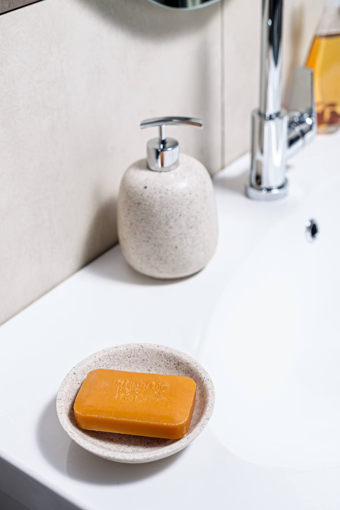 Set 4 pezzi di accessori da appoggio Afra Metaform portasapone porta spazzolini dispenser e scopino in resina color sabbia Arcshop