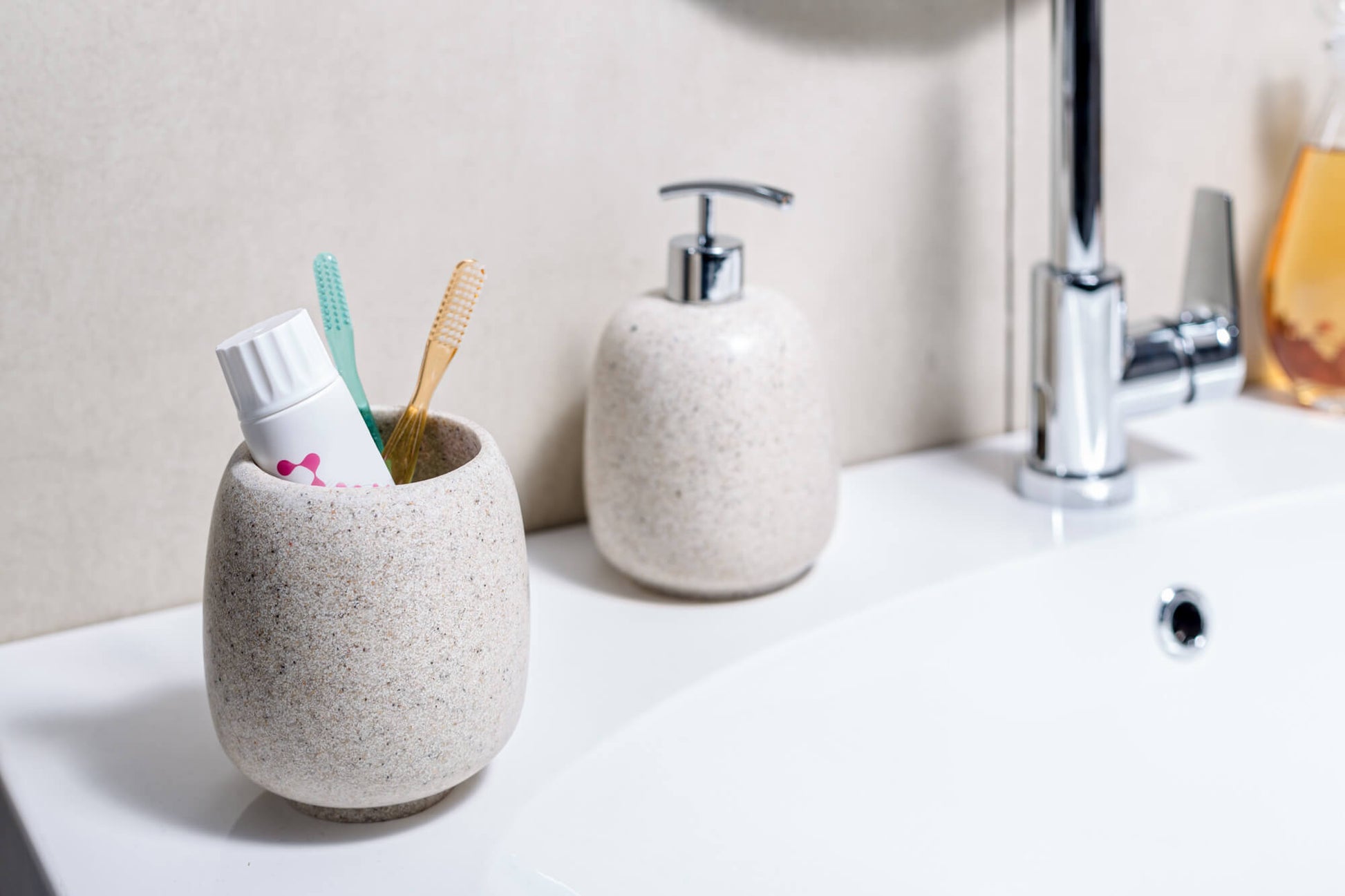 Set 4 pezzi di accessori da appoggio Afra Metaform portasapone porta spazzolini dispenser e scopino in resina color sabbia Arcshop