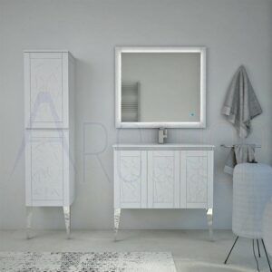 Un mobile bagno basso, specchio rettangolare e armadietto a colonna bianco